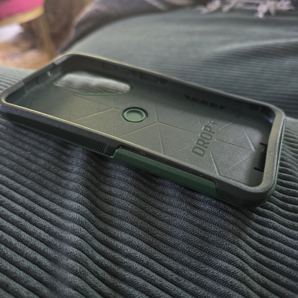 OtterBox Commuter Series Case for Samsung Galaxy S23 - Green - Picture 3 of 4